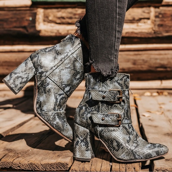 Freebird by Steven Shoes - Freebird Blue Multi/Snake Joey, EUC